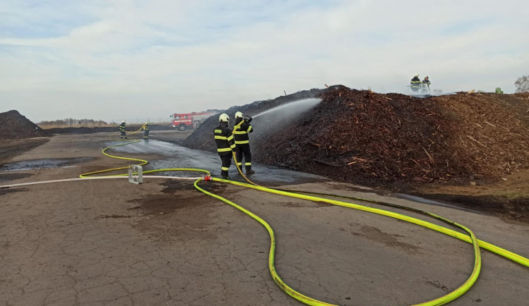 Hasiči od neděle zasahují u požáru rašeliniště v Žáru na Českobudějovicku