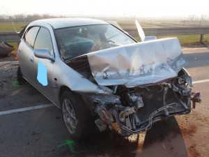 Řidič havaroval na mostě nad dálnicí. Test na alkohol ukázal téměř dvě promile