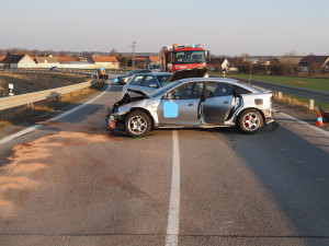 Řidič havaroval na mostě nad dálnicí. Test na alkohol ukázal téměř dvě promile