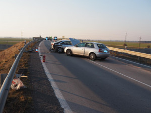 Řidič havaroval na mostě nad dálnicí. Test na alkohol ukázal téměř dvě promile
