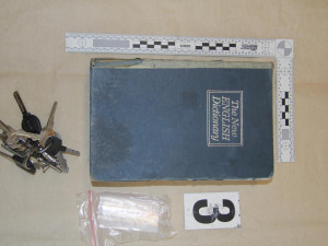 Ze slovníku si udělal trezor.