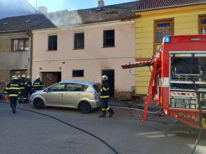 Při požáru bytu v Písku zemřel člověk, tělo našli hasiči