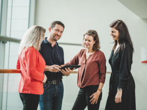 Tým dobře definuje slovo diverzita, a to jak genderová, tak věková. Vedoucí i kolegové si zakládají na přátelské atmosféře a spolupráci, protože dobře vědí, že mají společný cíl.