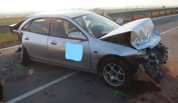 Řidič havaroval na mostě nad dálnicí. Test na alkohol ukázal téměř dvě promile