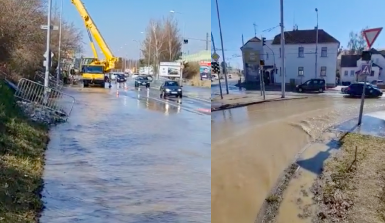 Oprava prasklého potrubí na Nádražní pokračuje. Práce částečně omezují dopravu