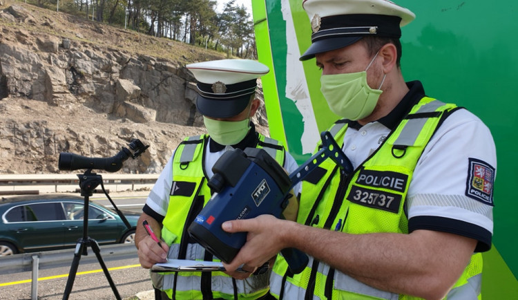 Policie bude dnes na 950 místech po celé České republice měřit rychlost aut