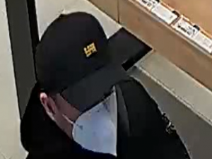 Policie pátrá po dvou mužích. Poznáte je?