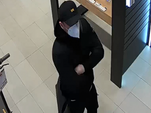 Policie pátrá po dvou mužích. Poznáte je?