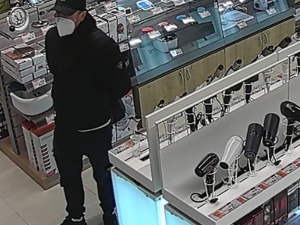 Policie pátrá po dvou mužích. Poznáte je?
