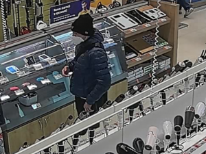 Policie pátrá po dvou mužích. Poznáte je?