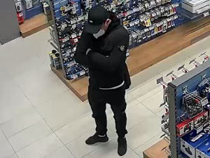 Policie pátrá po dvou mužích. Poznáte je?