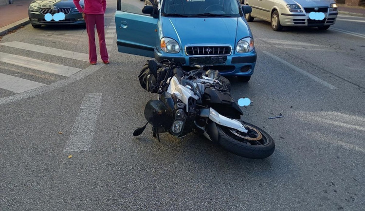 Žena srazila motorkářku a z místě nehody ujela. Když ji policisét našli, nadýchala tři a půl promile