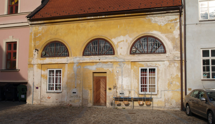 Zadní průčelí empírové solnice v České ulici v roce 2009.