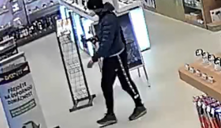 Policie pátrá po dvou mužích. Poznáte je?