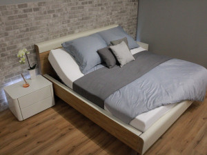 Zákazníci si mohou v showroomu vybrat nábytek do obýváku či ložnice.