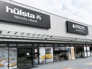 Německý nábytek Hülsta znovu proniká do Čech. Nově má showroom v Táboře