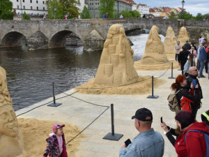 Sochy z písku na břehu řeky Otavy letos představí partnerská města