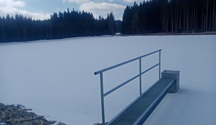 Vojenské lesy vrátily na Šumavu zaniklou plavební nádrž. Před sto lety sloužila k přepravě dřeva