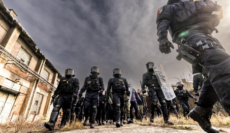 Policisté z liberecké pořádkové jednotky se zúčastnili hromadného cvičení. Nacvičovali nejen rozhánění demonstrantů