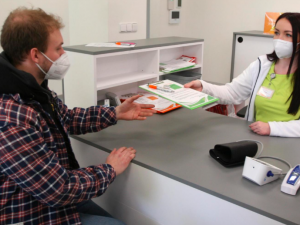 Darovat krevní plazmu může kdokoli ve věku 18-65 let.