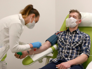 Odběr krevní plazmy je bezbolestný, podobně jako odběr krve.