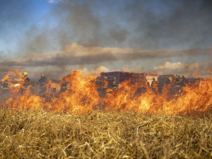 Muž zemřel při pálení trávy. Jeho tělo našli hasiči