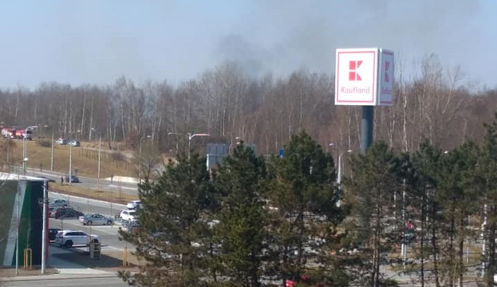 Mezi sídlišti Máj a Vltava hořelo. Hasiči oheň dostali rychle pod kontrolu