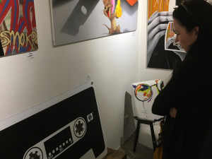 Výtvarník DOBS vystavuje v Galerii 1 v Panské. Na jeho vernisáž dorazily desítky lidí