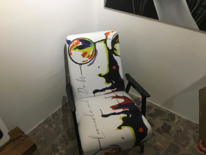 Součástí výstavy byl i designový nábytek, který Dobs vytvořil ve spolupráci s Leonardem Woodem