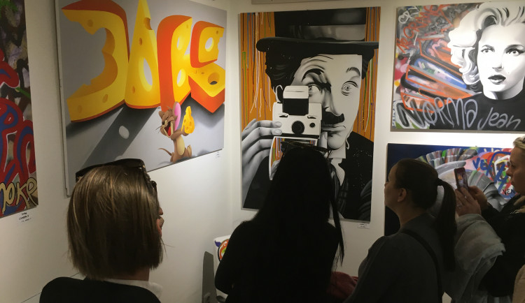 Výtvarník DOBS vystavuje v Galerii 1 v Panské. Na jeho vernisáž dorazily desítky lidí