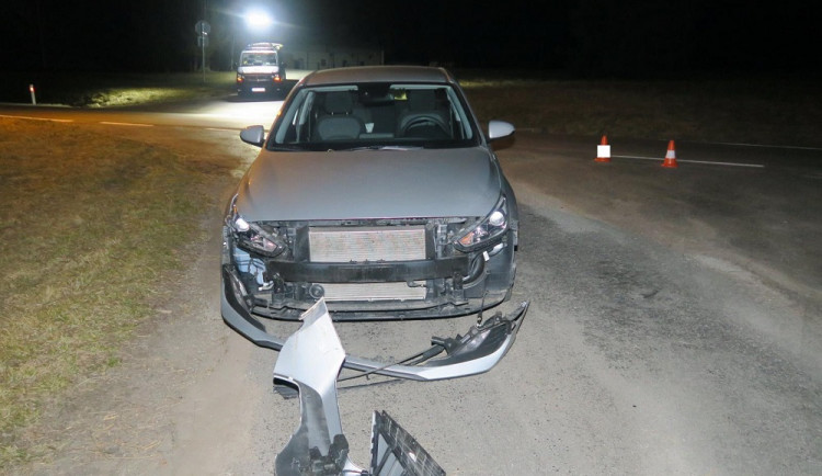 Žena nedala přednost motocyklu. Zranil se jeho řidič i spolujezdkyně