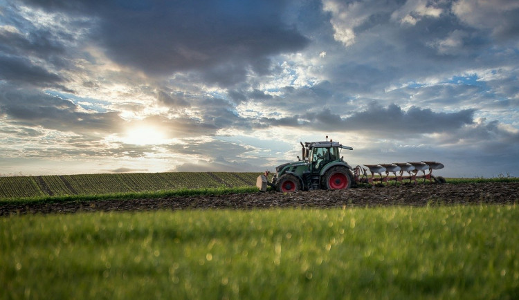 Nekula chce zvýšit mimořádnou podporu zemědělcům o 540 milionů. Je to před pádem, varuje Teplý
