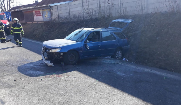 Starší řidič nebyl připoután bezpečnostním pásem.