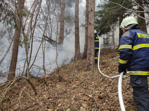 Hasiči druhý den bojují s požárem u Blanského lesa. Na místě zasahuje několik jednotek