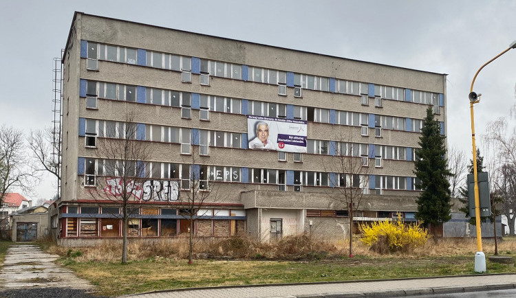 Lidl bude v Chrastavě stát blíže ke kluzišti kvůli podzemní vodě. Kovák konečně čeká demolice