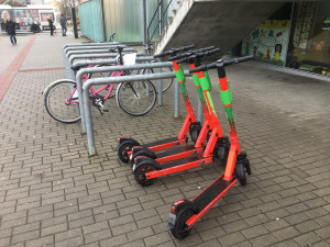 Do ulic opět vyrazily sdílené elektrokoloběžky. Město nad nimi chce mít více kontroly