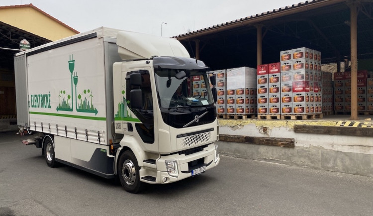 Strakonický Dudák testuje nákladní vůz na elektropohon. Jako druhý pivovar v Česku