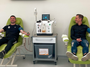 Roční odměna může činit více než 18 000 korun. Za každý odběr získá dárce 700 Kč v hotovosti.