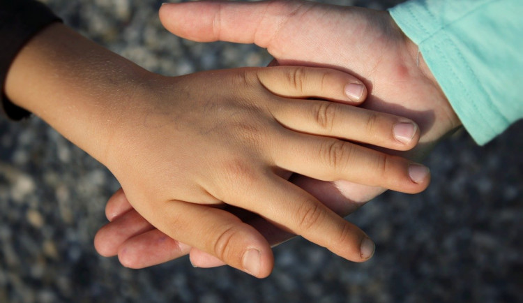 Žena založila sbírku na pomoc malé holčičce. Její maminka zemřela při autonehodě