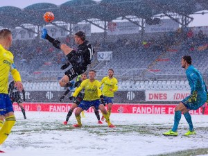 FOTOGALERIE: Dynamo odehrálo divoký zápas na sněhu. Vzpomínka na běžkařské soustředění, řekl Mihálik