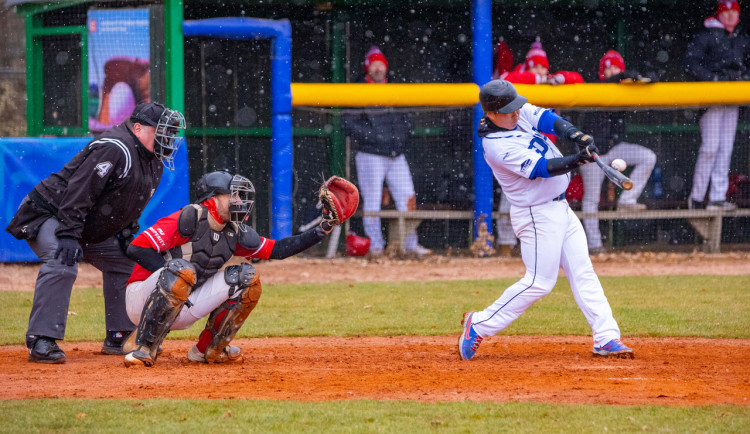 Sokol Hluboká vletěl do baseballové Extraligy a za sněžení porazil doma Techniku Brno