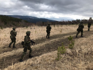Protivník postřelil vojáka. Jednotka aktivní zálohy ho při cvičení dostala do bezpečí