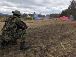 Protivník postřelil vojáka. Jednotka aktivní zálohy ho při cvičení dostala do bezpečí