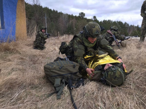 Protivník postřelil vojáka. Jednotka aktivní zálohy ho při cvičení dostala do bezpečí