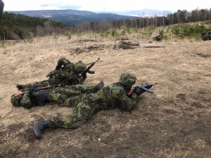 Protivník postřelil vojáka. Jednotka aktivní zálohy ho při cvičení dostala do bezpečí