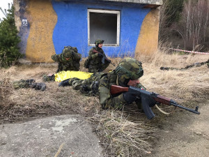 Protivník postřelil vojáka. Jednotka aktivní zálohy ho při cvičení dostala do bezpečí