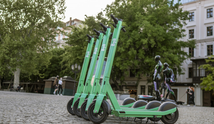 Do Budějc zamířily další sdílené elektrokoloběžky. Bolt jich do ulic umístil přes dvě stě