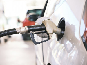 Vláda schválila nížší spotřební daň na naftu a benzin, chce omezit marže