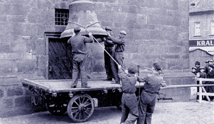Spouštění zvonu z Černé věže a poté odvoz do války na jaře 1942.