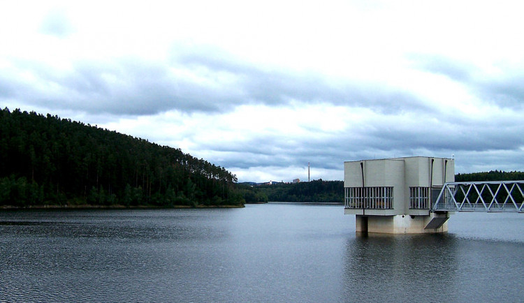 Vraha našli mrtvého v římovské přehradě. Několik let starý případ policie stále neuzavřela
